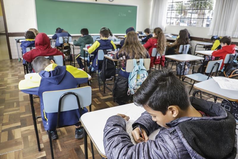  140 mil alunos de Curitiba voltam às aulas nesta terça