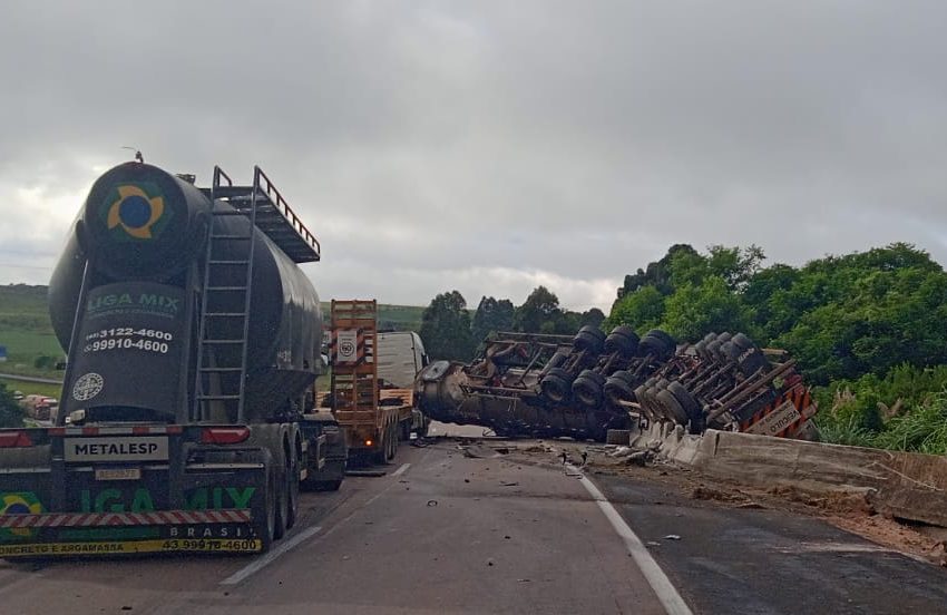  Com risco de explosão, acidente na BR-277 gera congestionamento