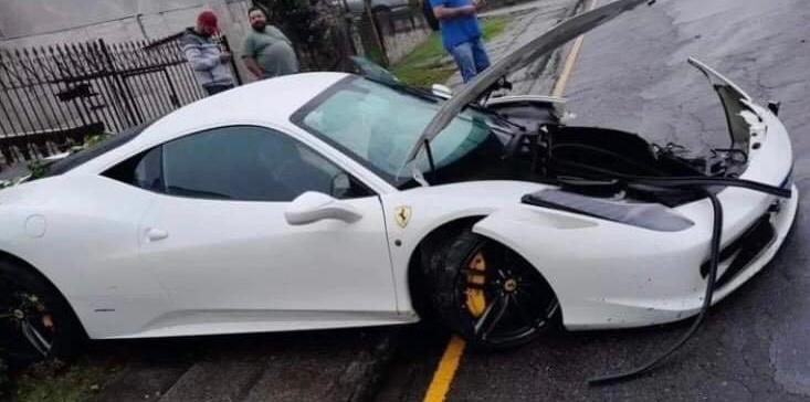  Carro de luxo de R$2 milhões é destruído em acidente