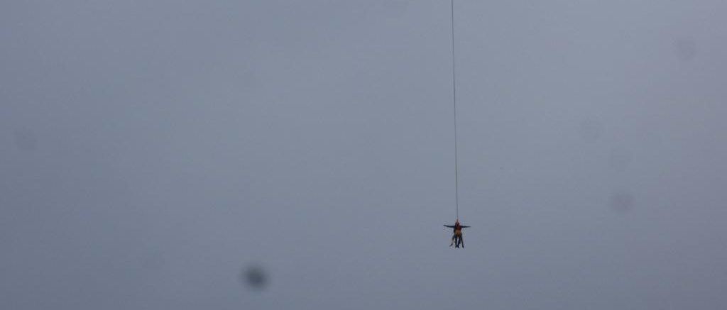 Mulher é socorrida em trilha no Morro da Samambaia