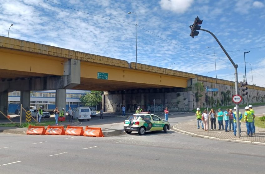  Etapa das obras bloqueia lado sul do viaduto do Tarumã