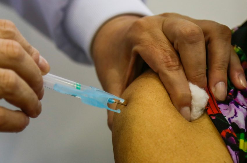 Público alvo começa a receber vacina bivalente em Curitiba