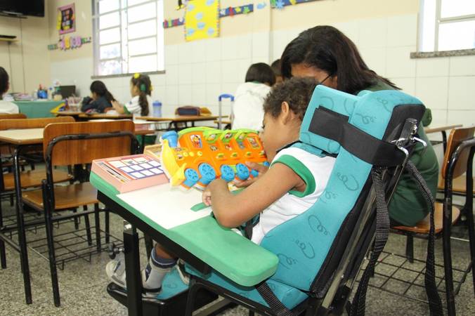 Alunos com deficiência: escolas devem garantir acessibilidade
