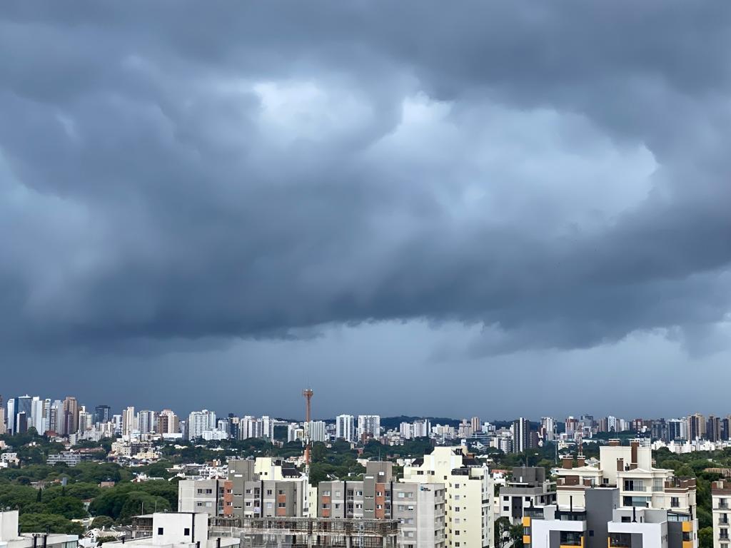 Curitiba tem sol entre nuvens e chance de chuva