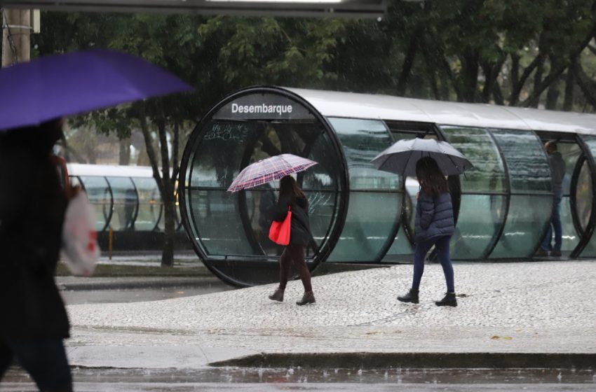  Frente fria traz chuva e tempo mais frio a Curitiba