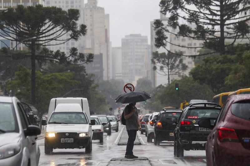  Chuva forte em Curitiba causa transtornos nesta quarta-feira (31)