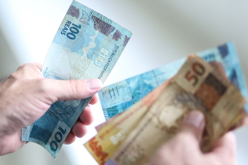  Salário mínimo deve ter novo aumento em maio, diz ministro