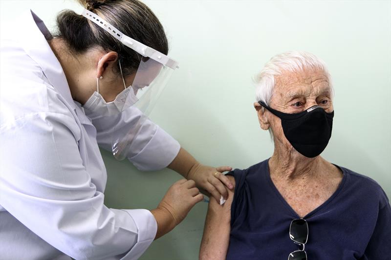  Curitiba amplia vacinação de idosos com 70 anos ou mais