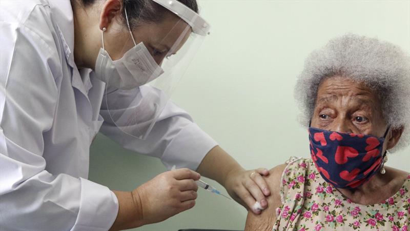  Curitiba convoca pessoas acima de 60 anos para vacina anticovid
