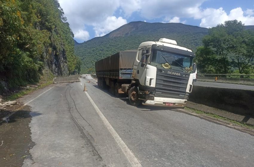  Caminhão fura bloqueio no km 42 da BR-277