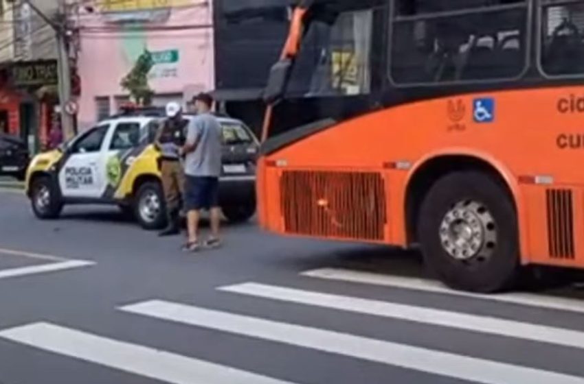  Acidente com biarticulado deixa feridos em Curitiba