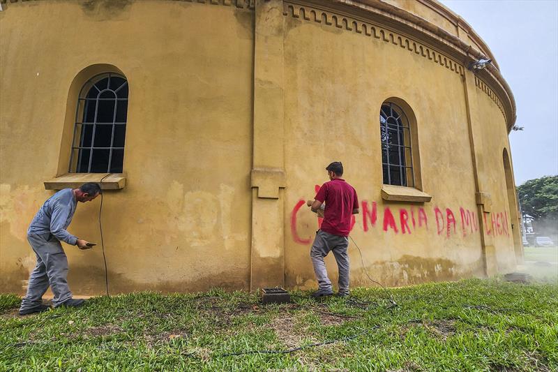  Uma semana após reabertura, Teatro Paiol é pichado