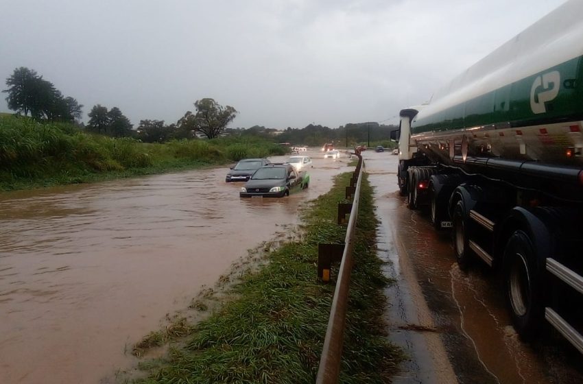  Transbordamento de rio deixa estrada alagada no Paraná