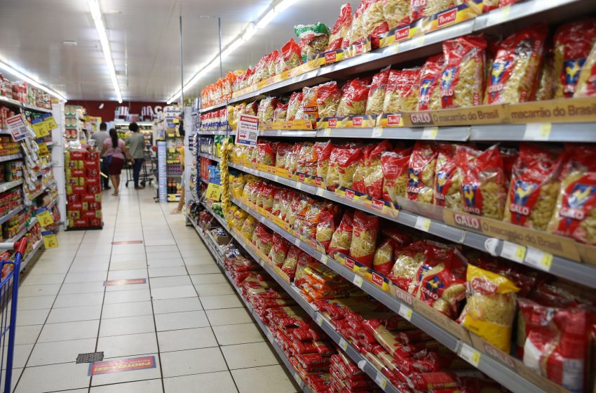  Embalagens ocultam parte dos aditivos em alimentos vendidos no Brasil