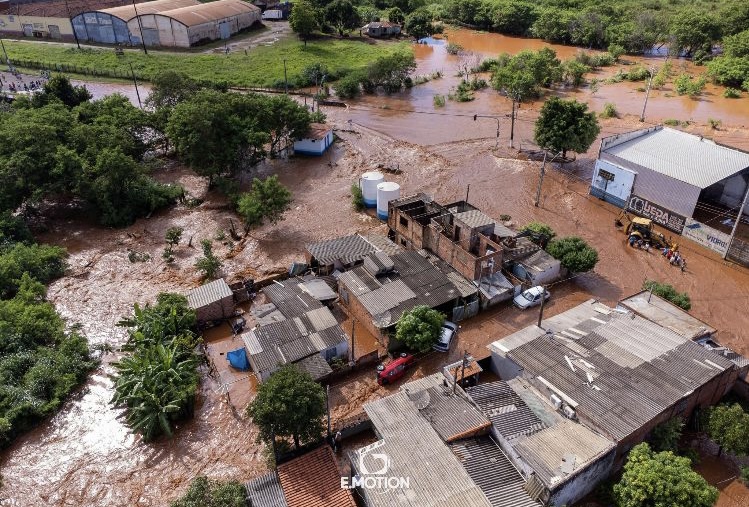  Barragem transborda e alaga casas em Bandeirantes; fotos