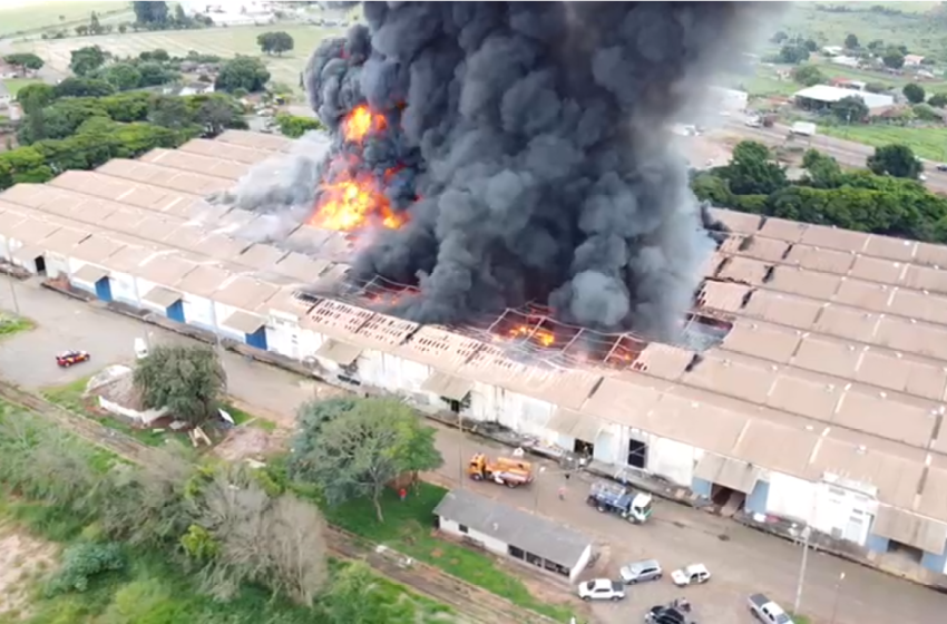  Incêndio em Astorga atinge barracões de 16 mil m²