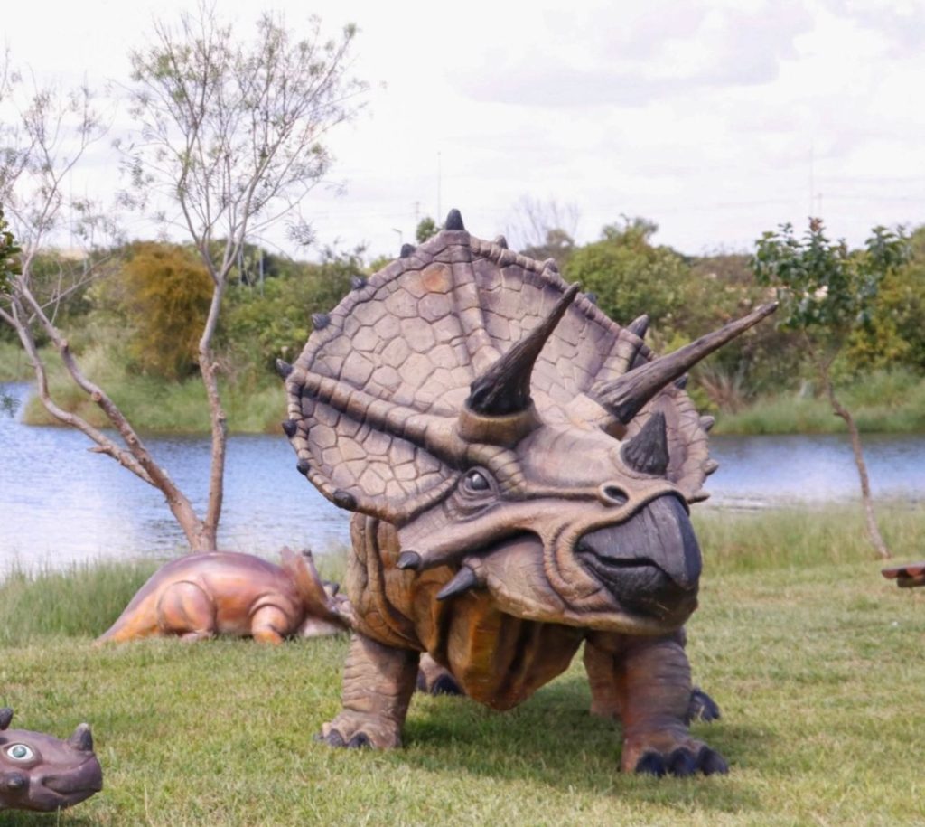 50 dinossauros gigantes estão expostos até o fim de março