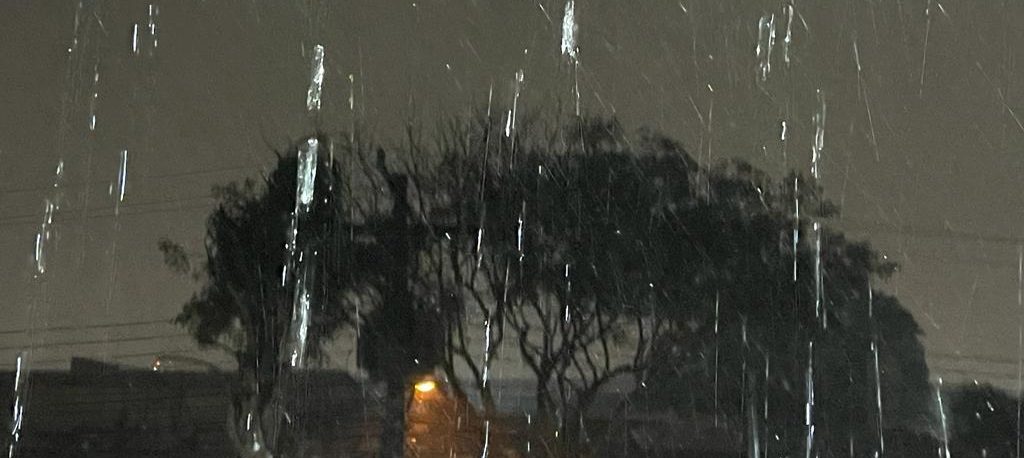 Chuva: Noite com tempo fechado em Curitiba