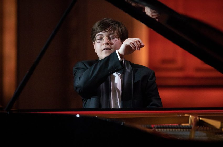  Pianista Estefan Latcekiw se apresenta em Curitiba com disco solo