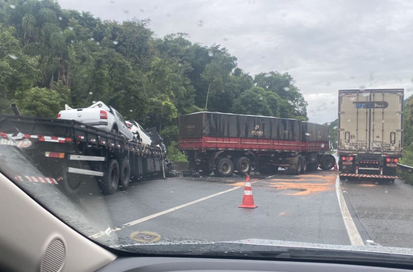  Acidente entre caminhões interdita a BR -116 e deixa congestionamento