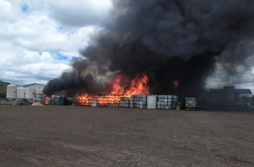  Incêndio atinge fábrica de produtos químicos em Xanxerê-SC  