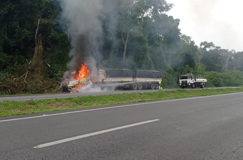  BR-277 é parcialmente liberada após incêndio em caminhão