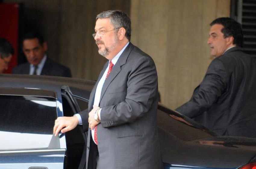  Justiça Federal de Curitiba manda Palocci entregar carros para leilão