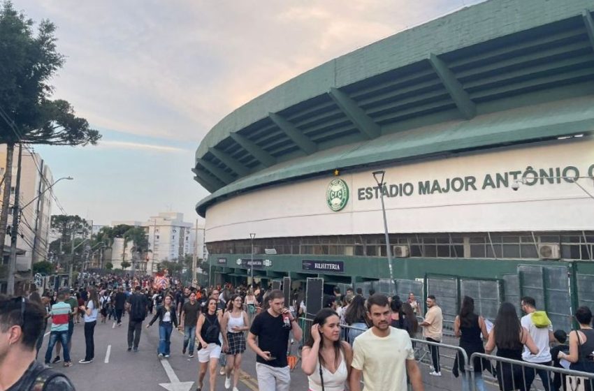  Polícia prende quatro por golpes durante show da banda Coldplay