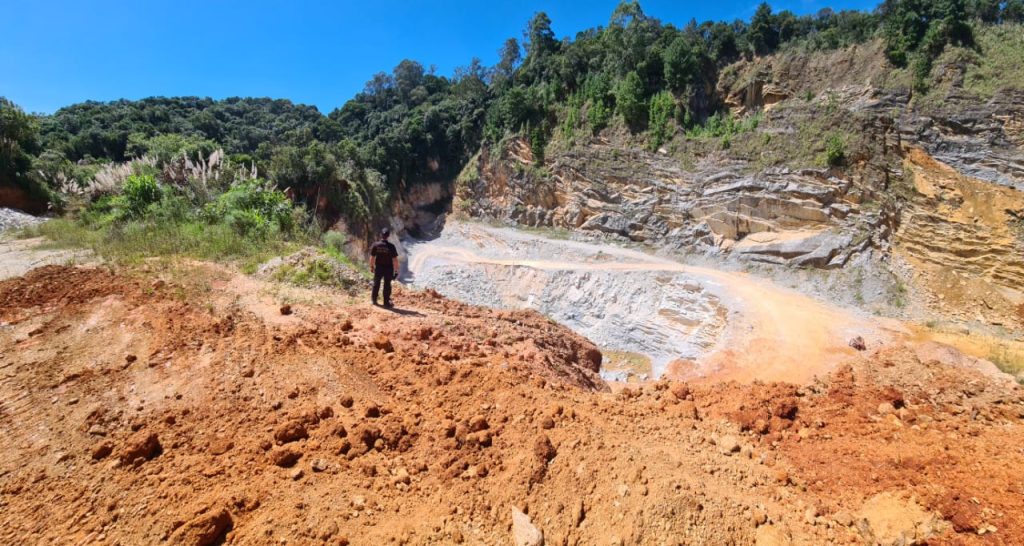 Operação mira extração ilegal de minérios na Grande Curitiba