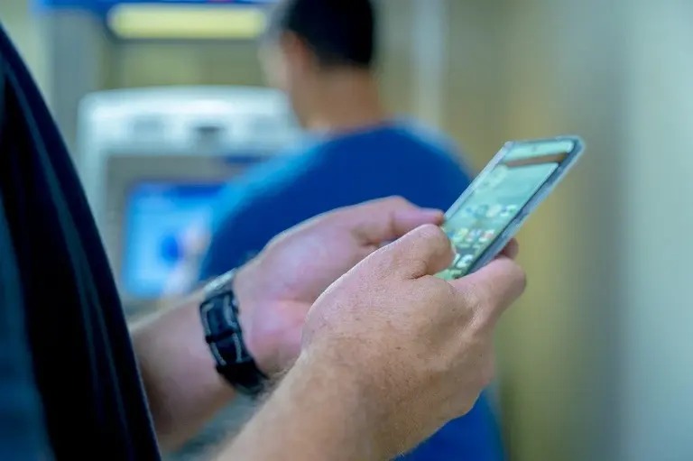  Projeto que libera uso de celular em bancos é rejeitado