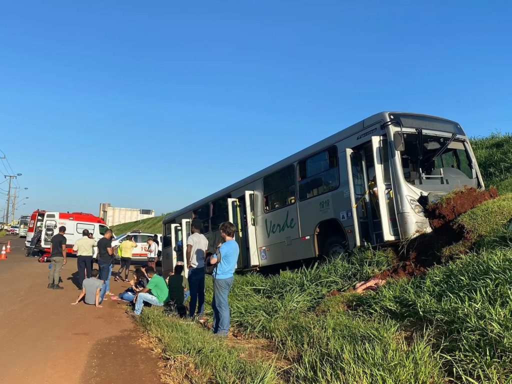 Acidente com ônibus deixa 26 feridos em Maringá