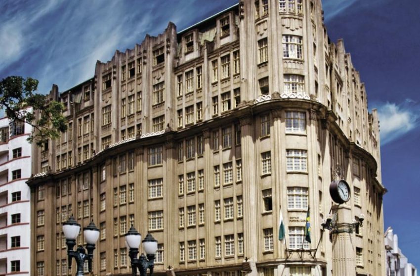  Arquiteta sugere tour pelos prédios históricos da capital paranaense