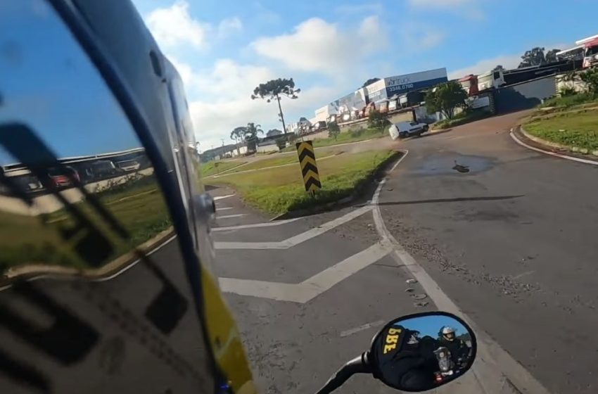  Adolescente tenta fugir da PRF e capota veículo em Curitiba