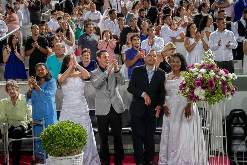  Casamento coletivo sela matrimônio de 1,1 mil casais em Curitiba