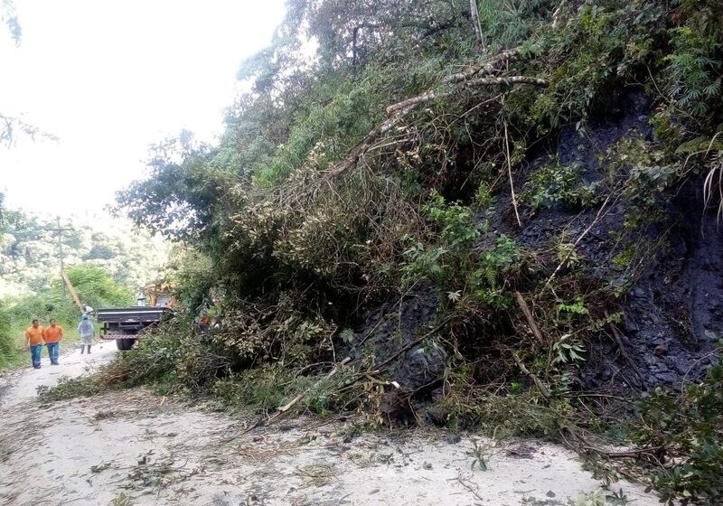  Deslizamento de terra atinge a PR-090, em Campo Largo