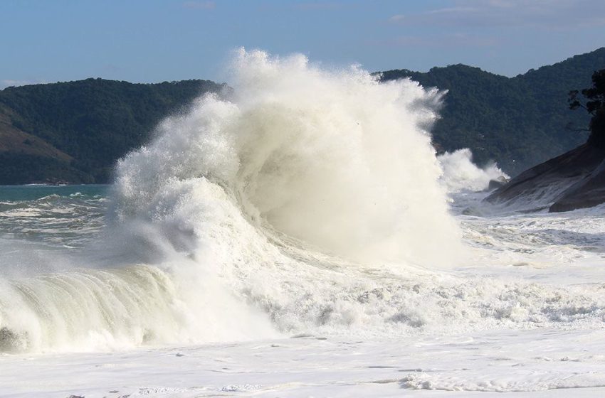  Ciclone provoca fortes ventos e ressaca no litoral, alerta Simepar