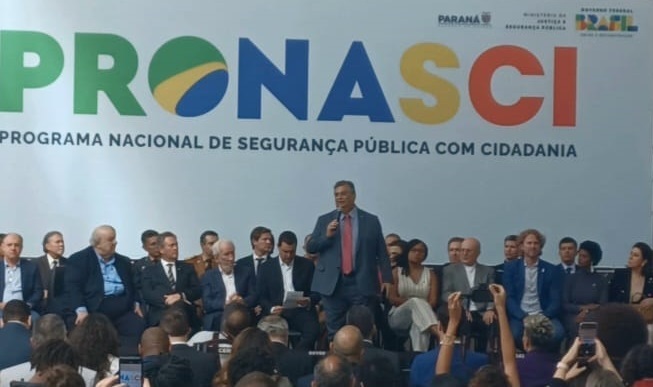  Flávio Dino anuncia programas de combate à violência no Paraná