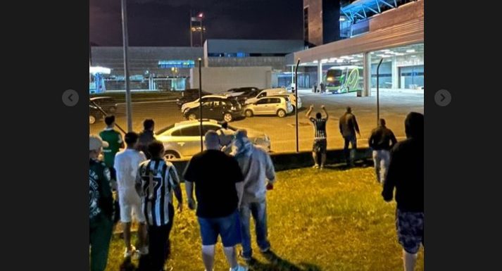  Torcedores protestam no desembarque do Coritiba no Afonso Pena