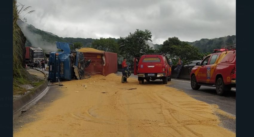  Após acidente com caminhões, BR-277 segue em Pare e Siga