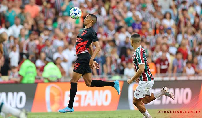  Com alguns titulares poupados, Athletico perde para o Fluminense