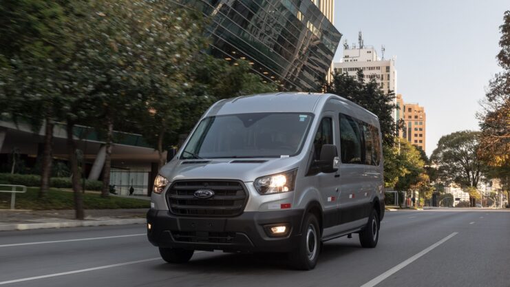  Ford lança primeira Van com câmbio automático do país
