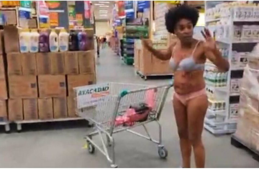  Professora tira a roupa em supermercado em protesto antirracismo