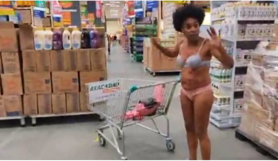 Professora tira a roupa em supermercado em protesto antirracismo