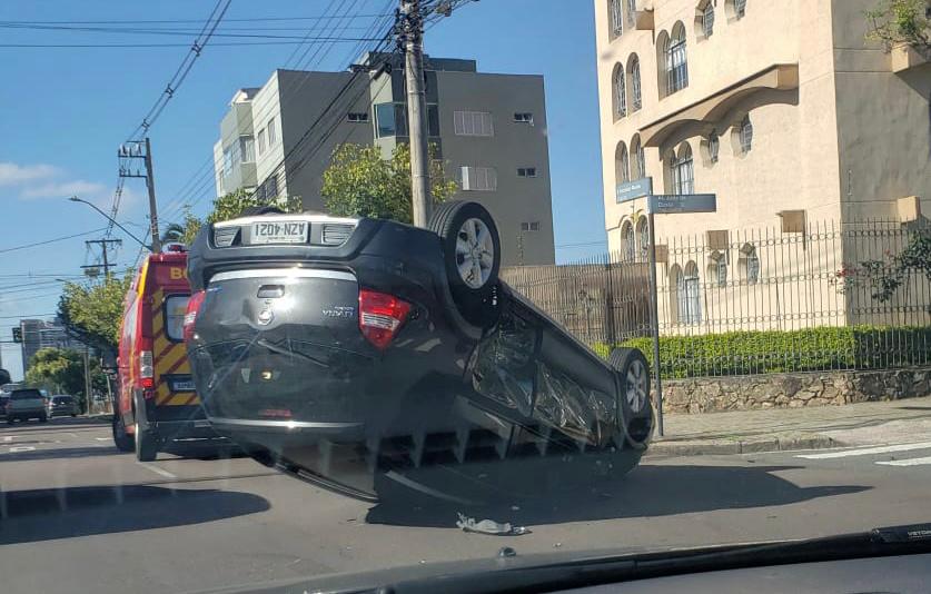  Capotamento afeta trânsito no Bigorrilho