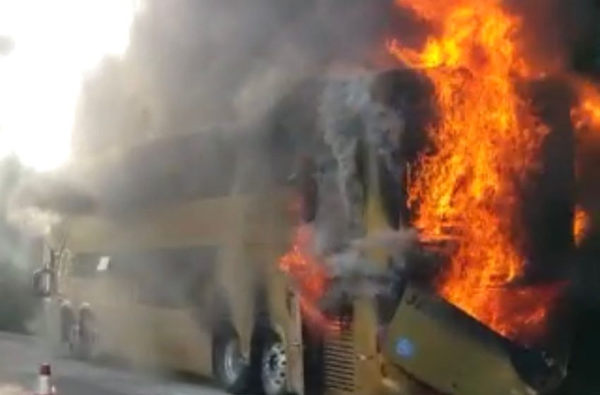  Ônibus pega fogo na Serra do Mar