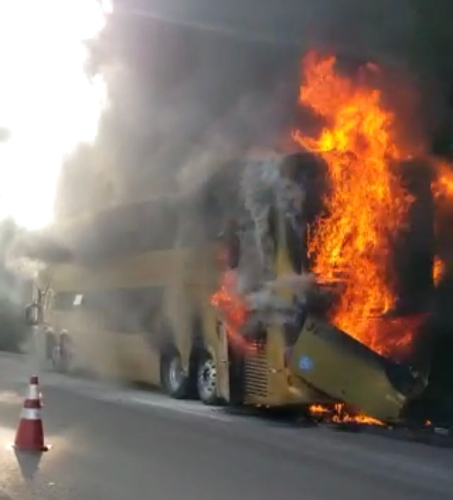 Ônibus pega fogo na Serra do Mar