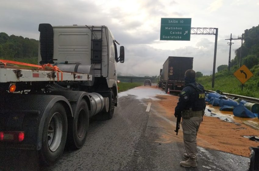  Acidente com caminhões interdita parcialmente a BR-277, no litoral