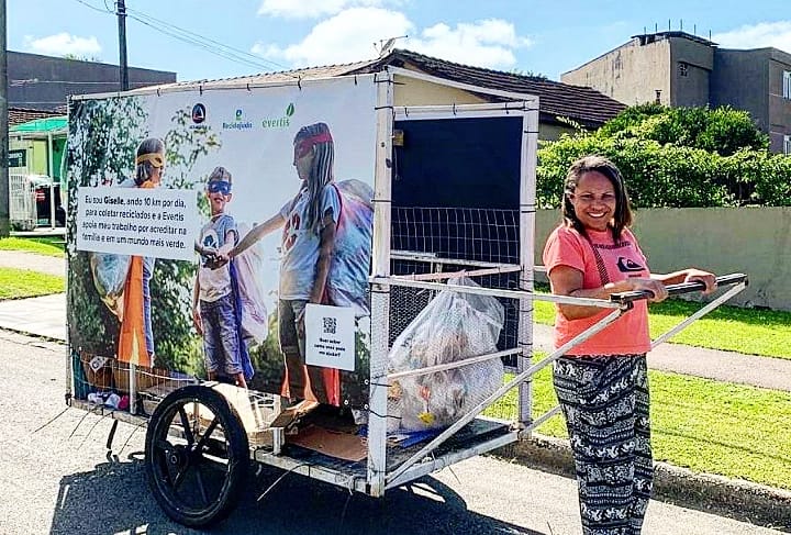  Publicidade em carrinhos de lixo gera renda e sustentabilidade