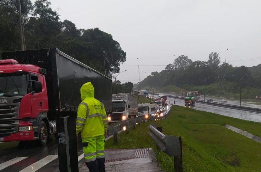  Com chuvas intensas, BR-376 é fechada na Serra do Mar