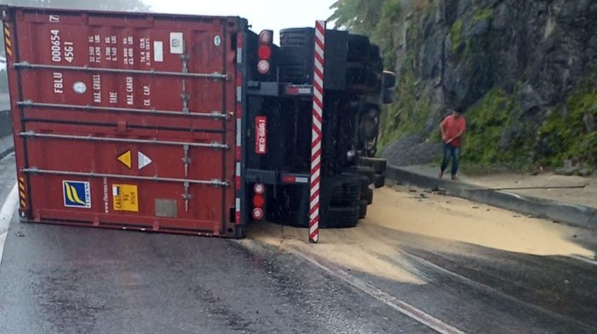 Postes caem durante temporal na BR 277, região do Trevo da Portal